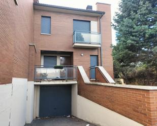 Vista exterior de Casa adosada de lloguer en Arroyo de la Encomienda amb Terrassa i Balcó