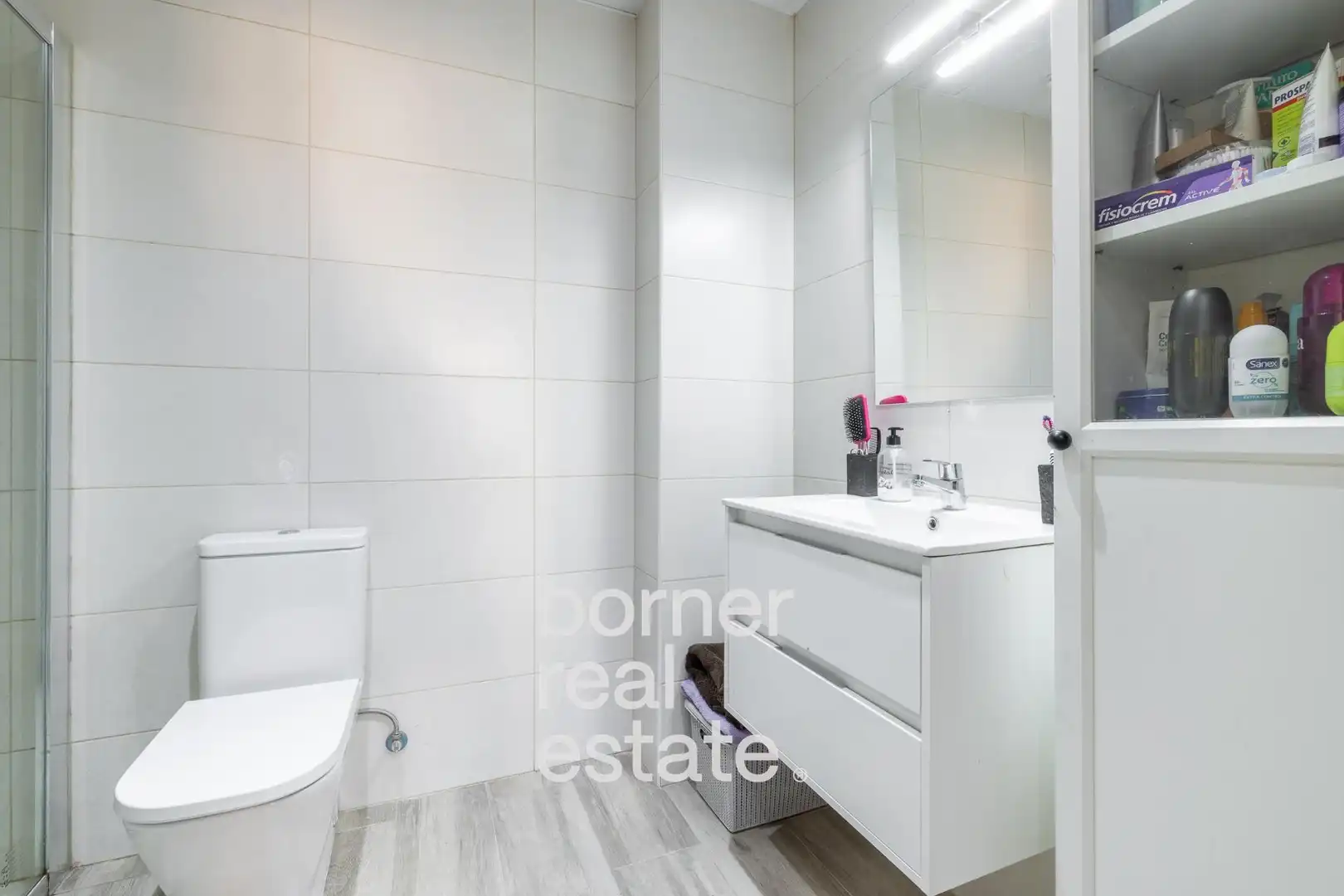 Bathroom of Flat for sale in Terrassa  with Air Conditioner, Heating and Parquet flooring