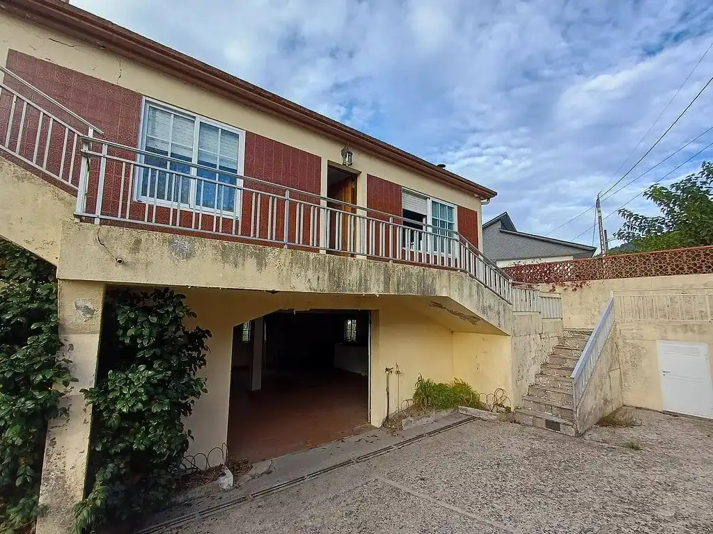 Vista exterior de Casa o xalet en venda en Mondariz amb Calefacció, Jardí privat i Parquet