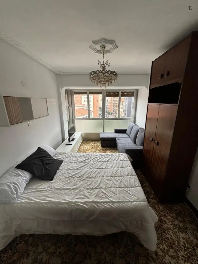 Dormitori de Apartament per a compartir en Barakaldo  amb Moblat, Forn i Rentadora