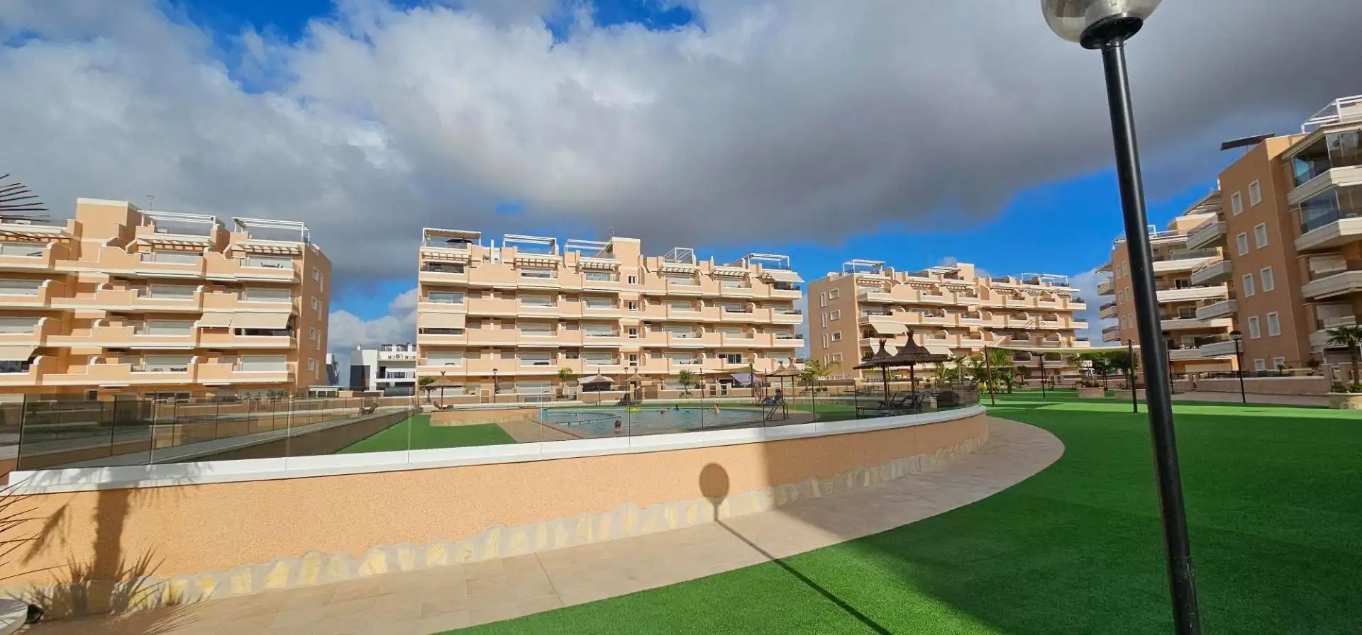 Vista exterior de Planta baja en venta en Guardamar del Segura con Aire acondicionado, Terraza y Amueblado