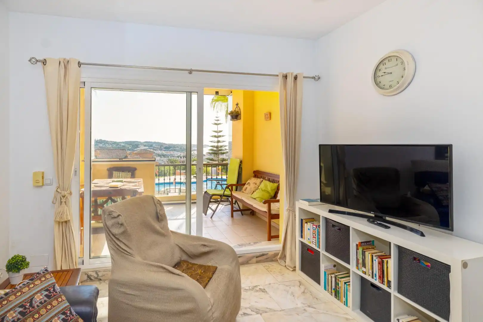 Living room of Flat for sale in Mijas  with Air Conditioner, Terrace and Storage room