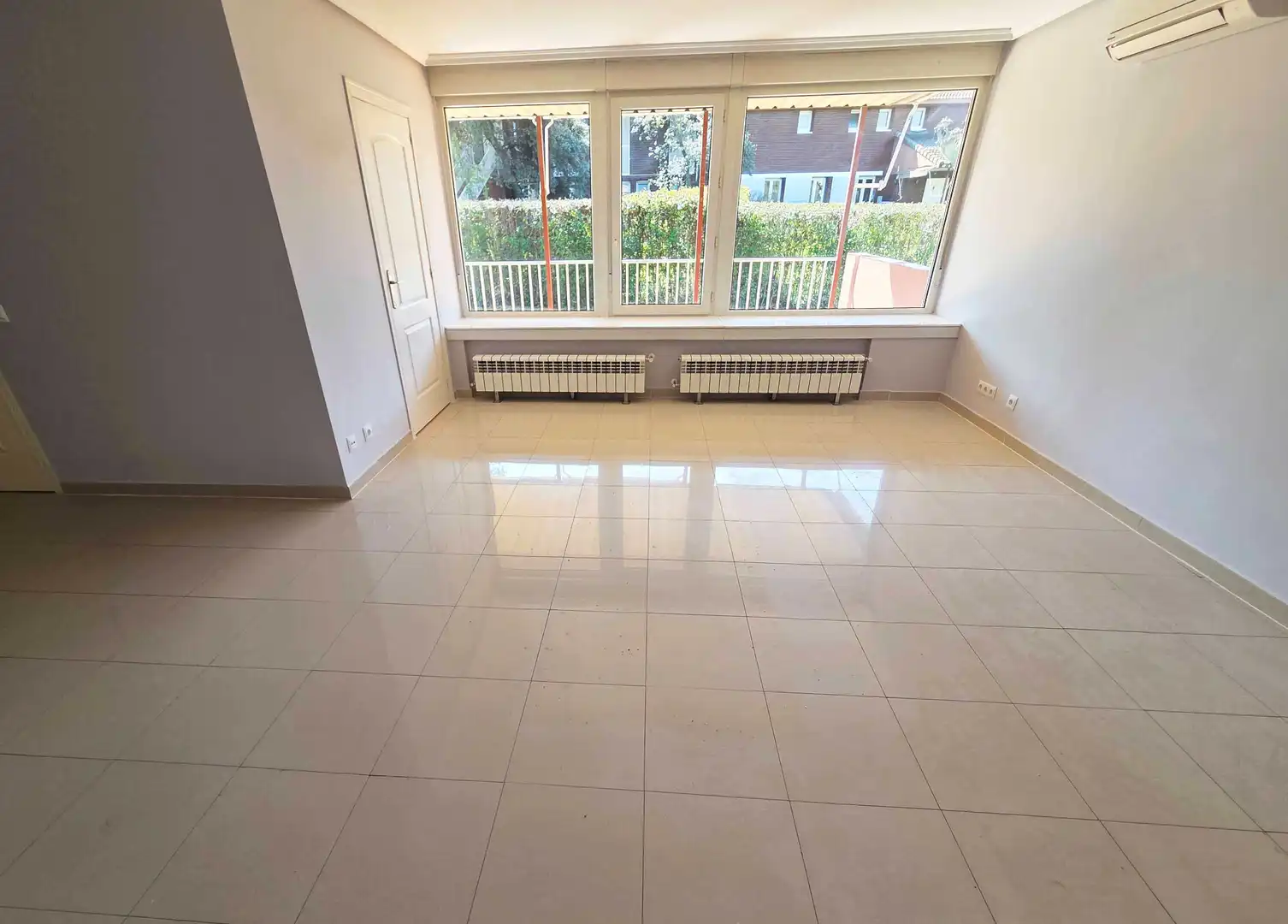 Sala de estar de Casa adosada de alquiler en La Moraleja con Calefacción, Jardín privado y Terraza