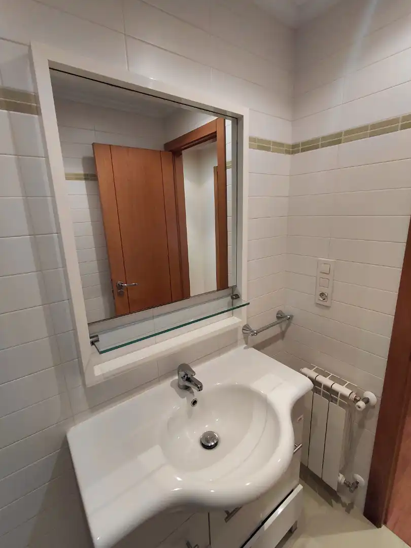 Badezimmer von Wohnung zum Verkauf in Oleiros mit Heizung, Parkett und Möbliert