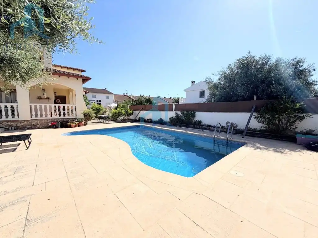 Swimming pool of Detached homes for sale in Creixell
