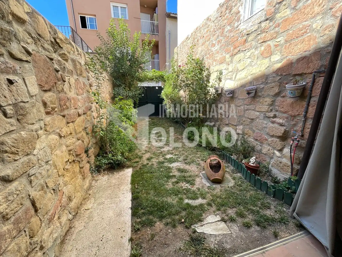 Casa aparellada amb jardí en venda a Calle Labradores 14