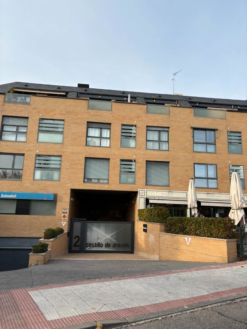 Vista exterior de Dúplex en venta en Las Rozas de Madrid con Aire acondicionado, Calefacción y Jardín privado