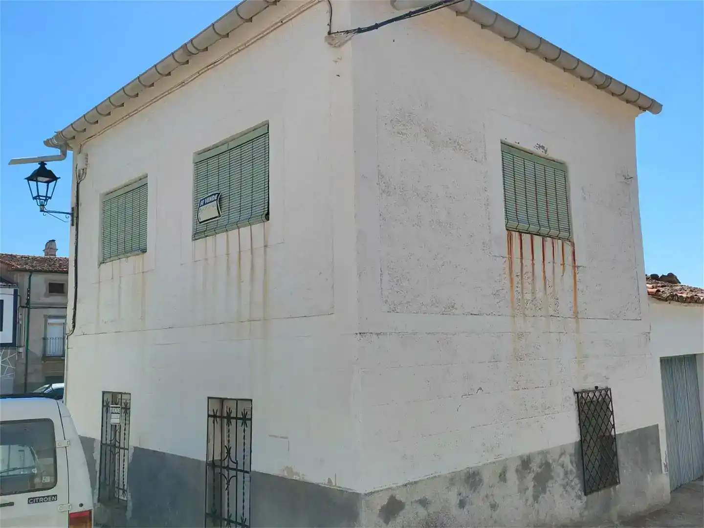 Vista exterior de Casa adosada en venda en Casas de Millán amb Traster i Moblat
