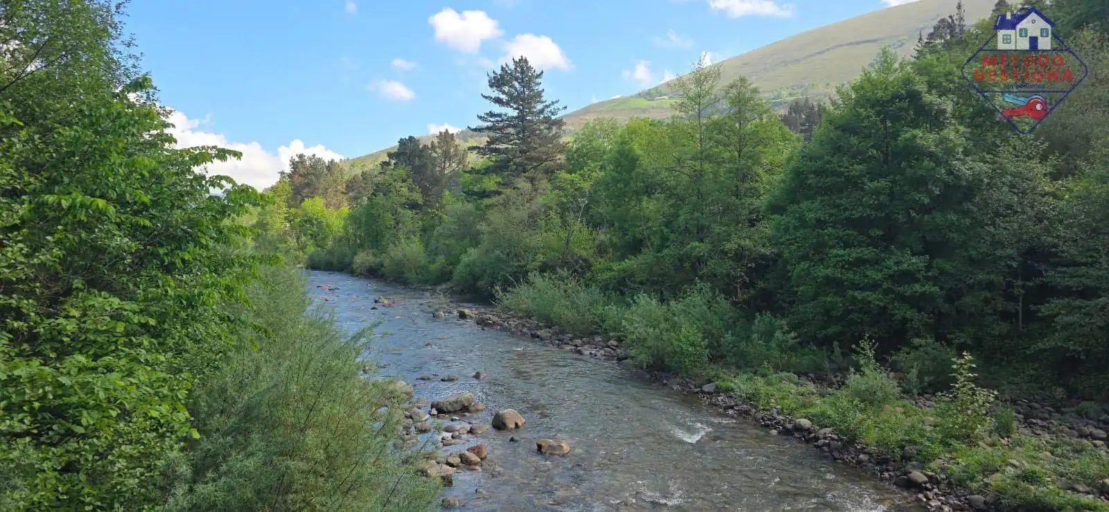 Vista exterior de Casa o xalet en venda en Cabuérniga amb Balcó