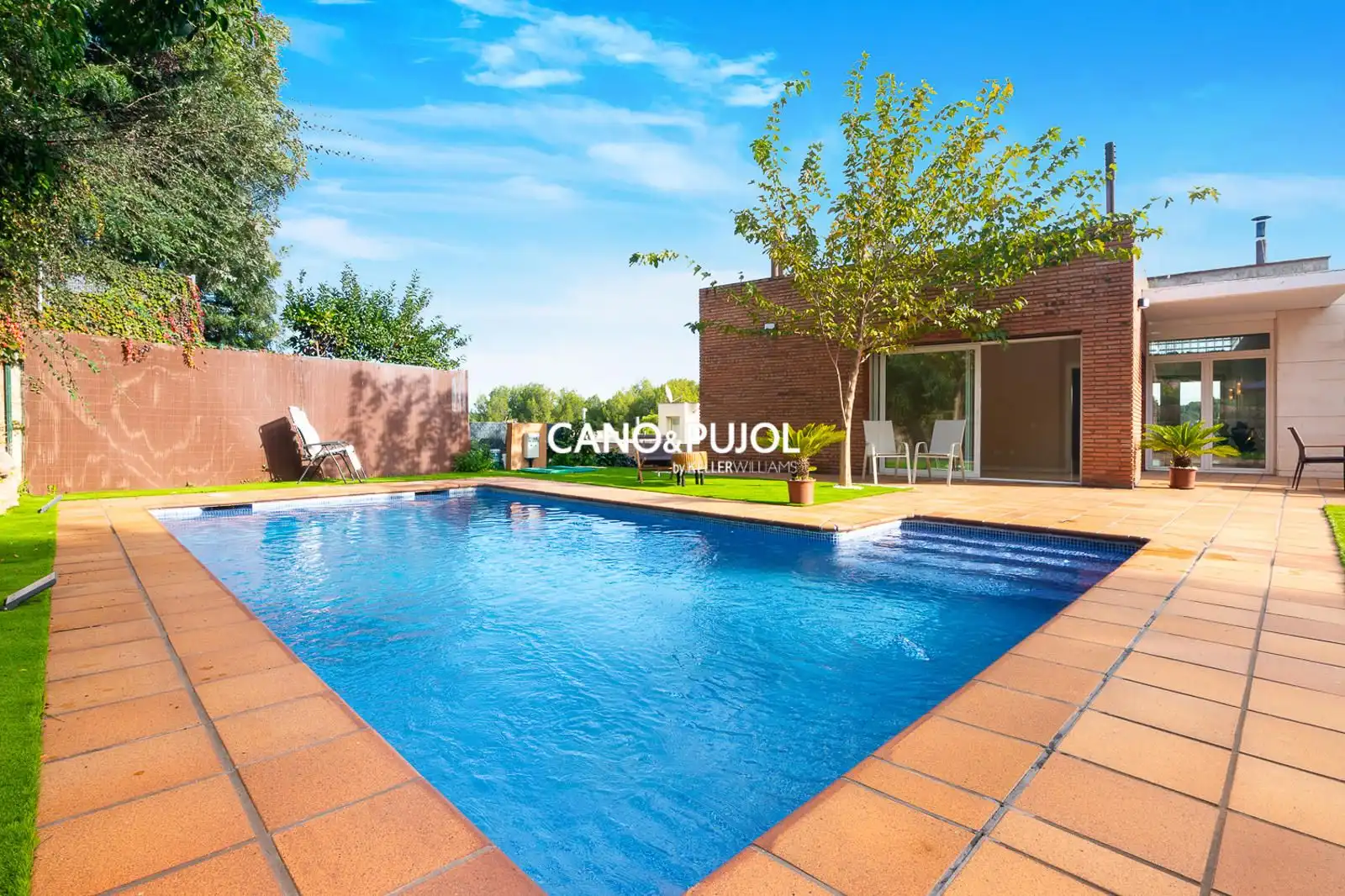 Swimming pool of Houses for sale in Sant Cugat del Vallès  with Air Conditioner, Terrace and Swimming Pool