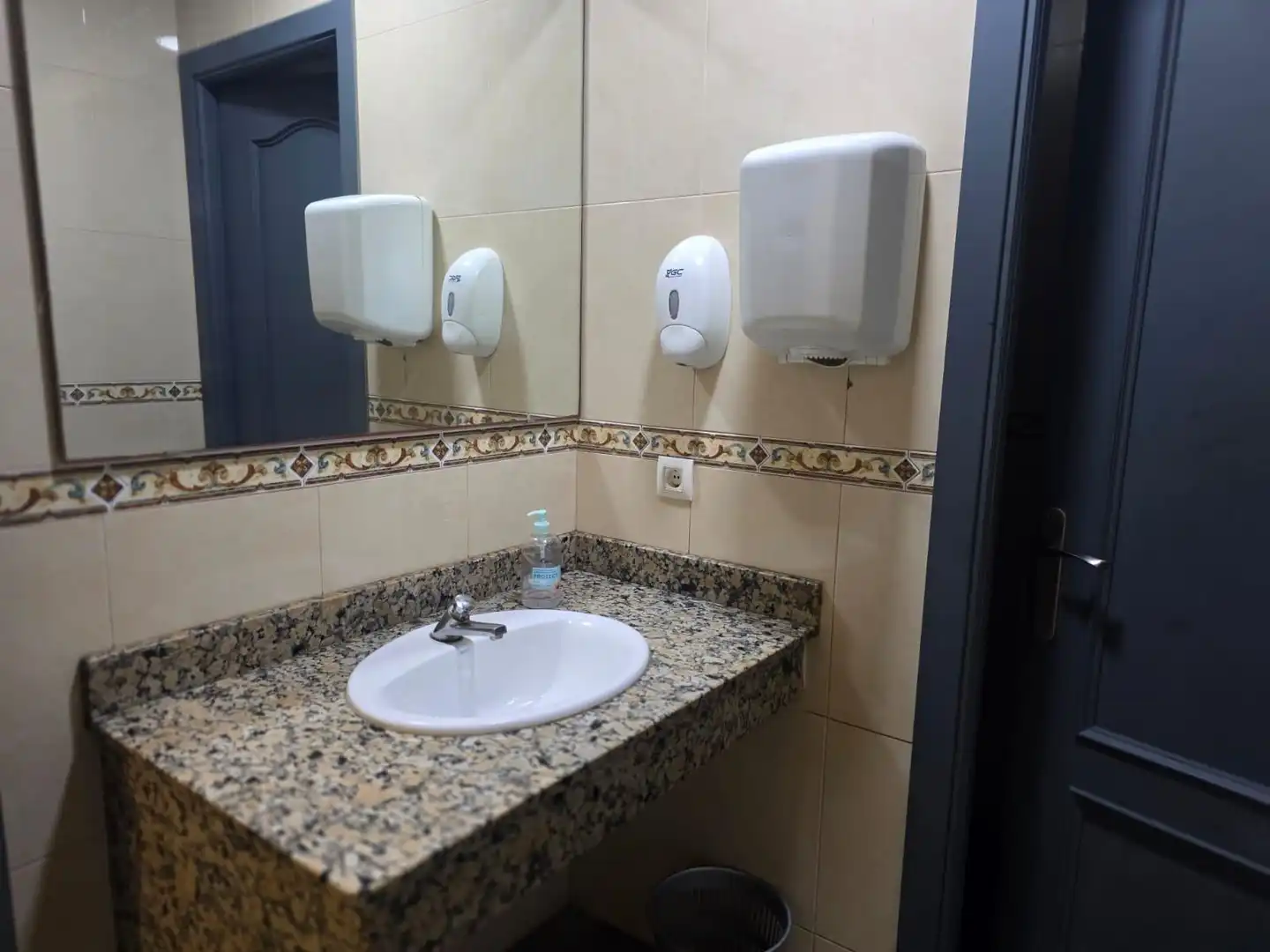 Bany de Local de lloguer en Amposta amb Aire condicionat i Moblat