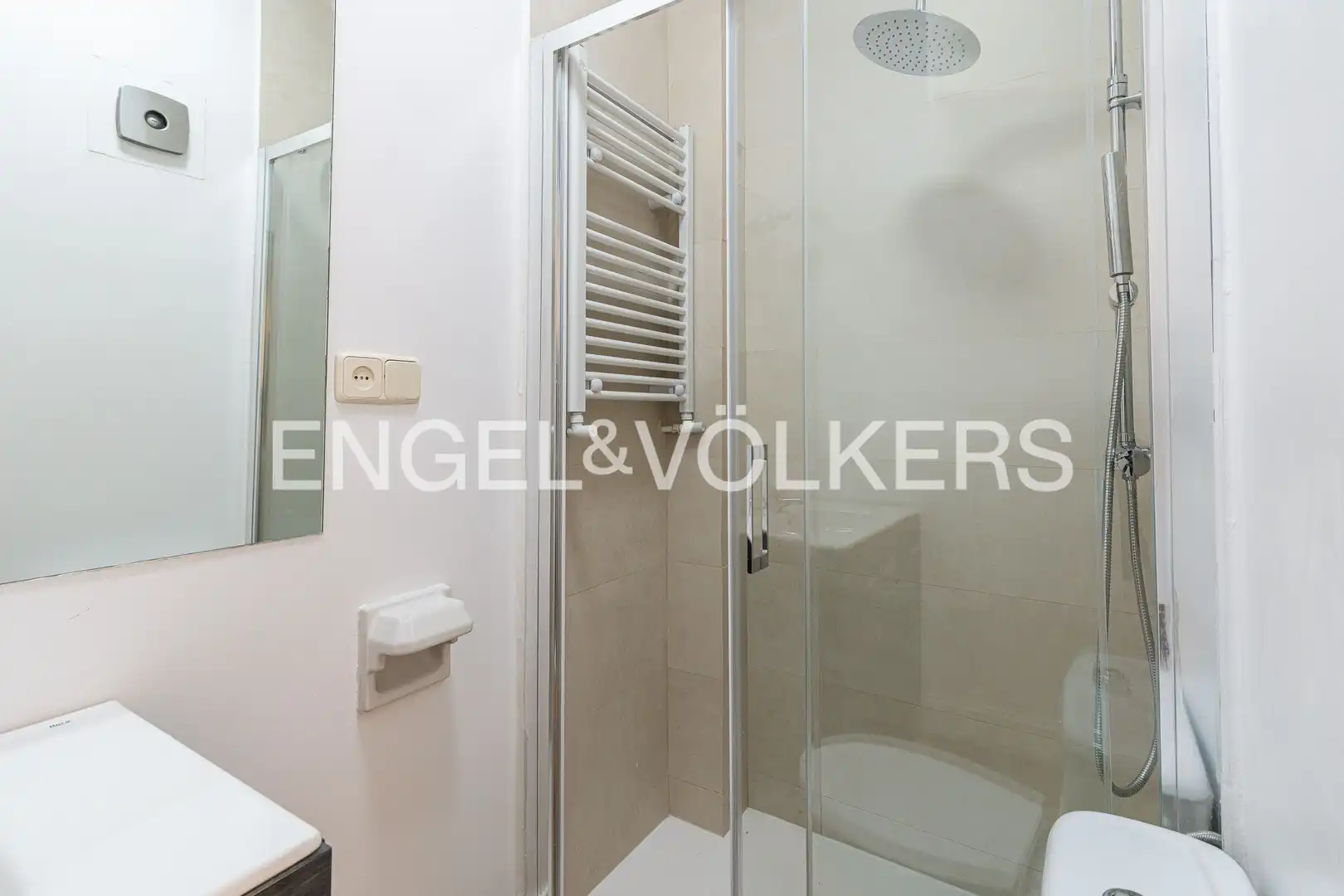 Bathroom of Flat for rent in Madrid  with Air Conditioner, Heating and Terrace