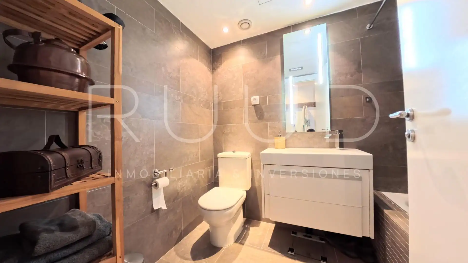 Bathroom of Duplexes for sale in Castelldefels  with Air Conditioner, Heating and Parquet flooring