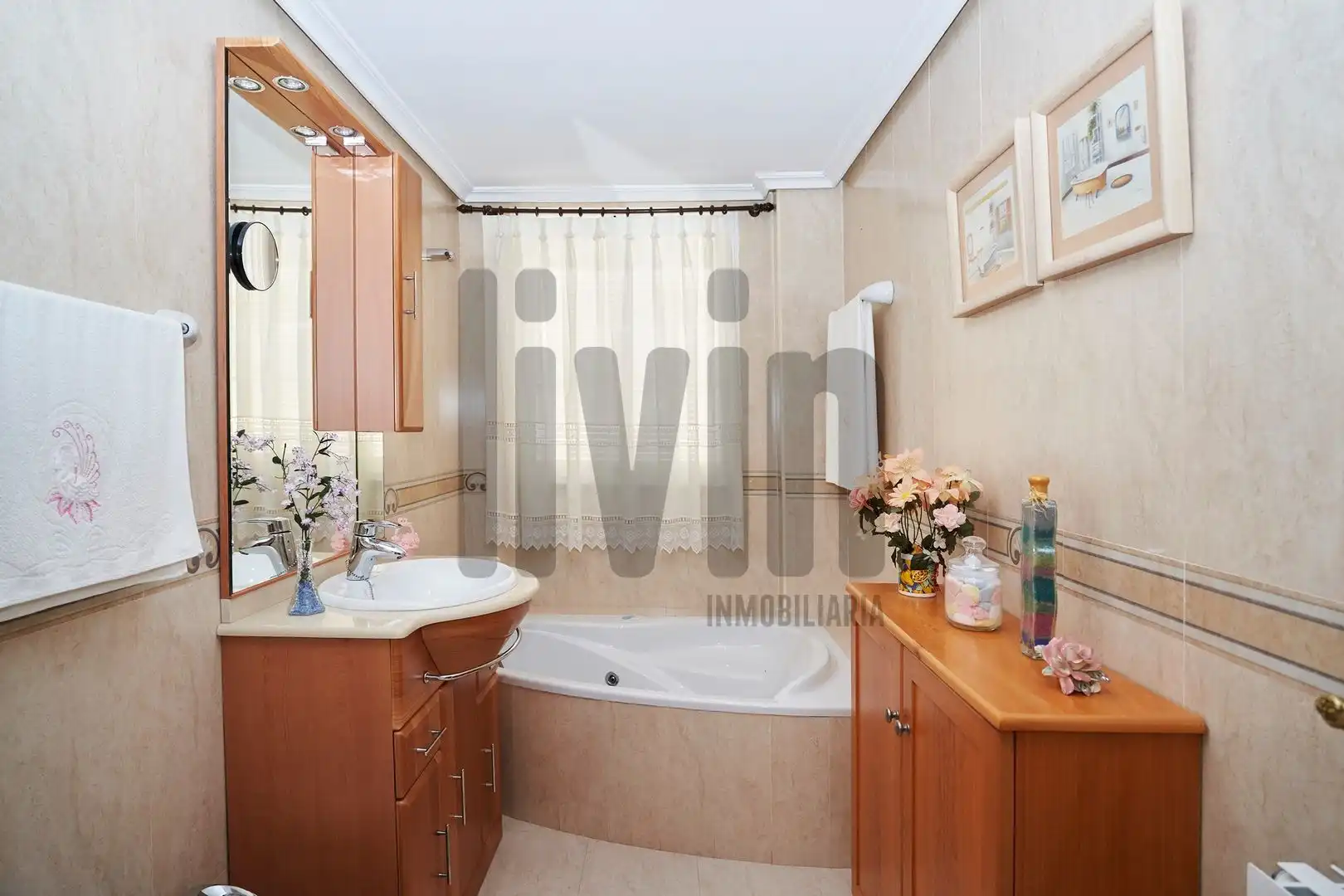 Bathroom of Flat for sale in Jaén  with Air Conditioner and Heating