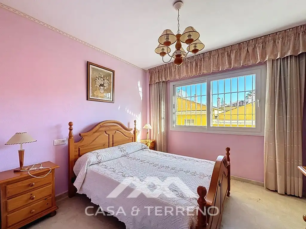 Dormitori de Casa adosada en venda en Vélez-Málaga amb Aire condicionat, Piscina i Microones