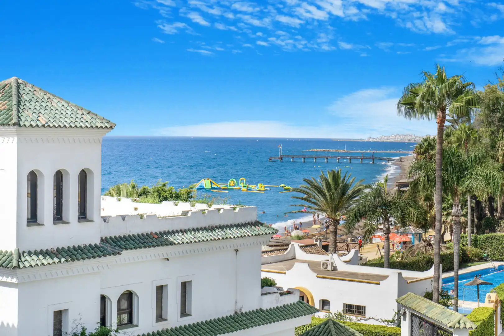 Vista exterior de Casa adosada en venda en Marbella amb Aire condicionat, Jardí privat i Terrassa
