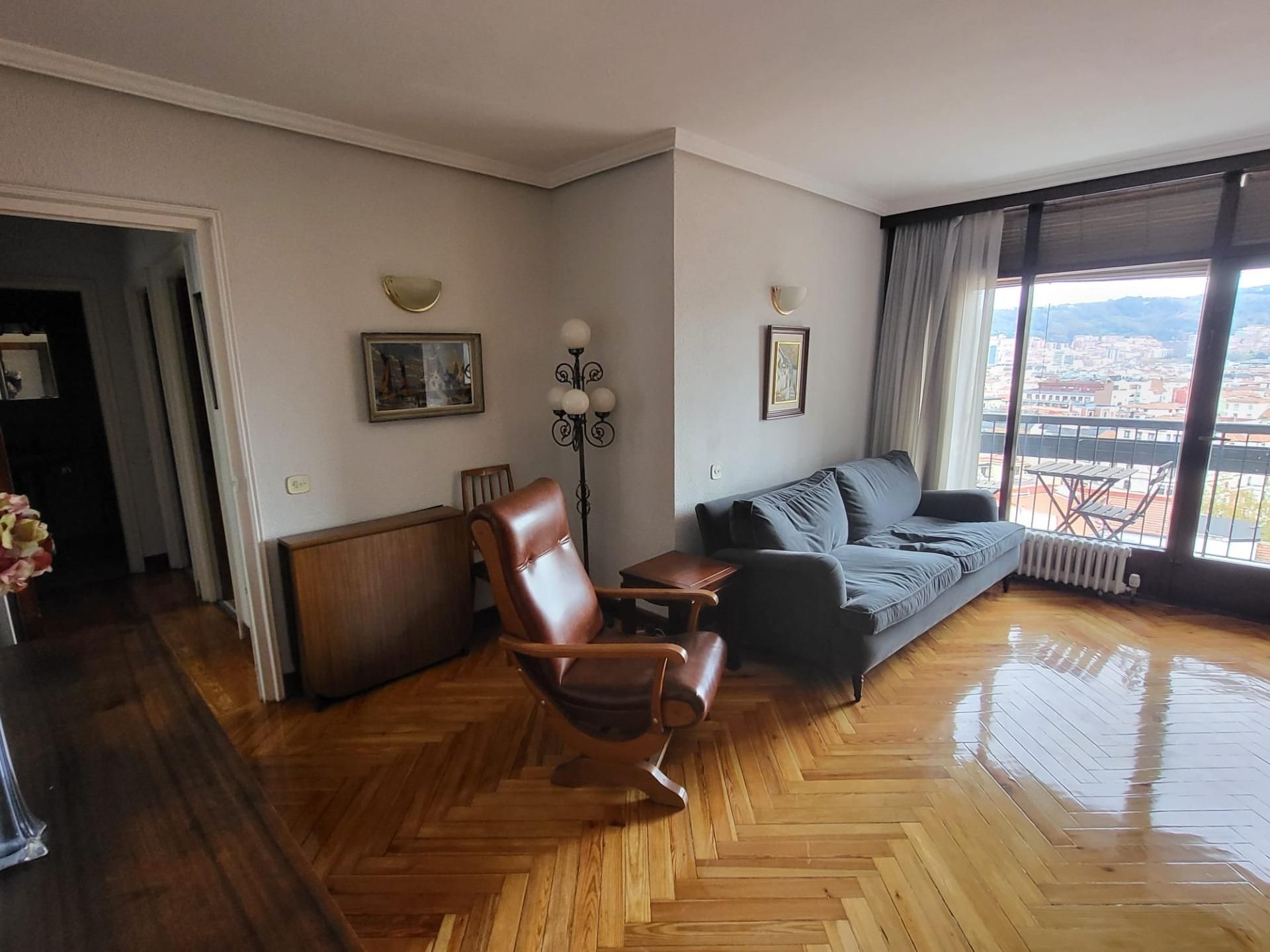 Sala d'estar de Pis en venda en Bilbao  amb Calefacció, Terrassa i Balcó