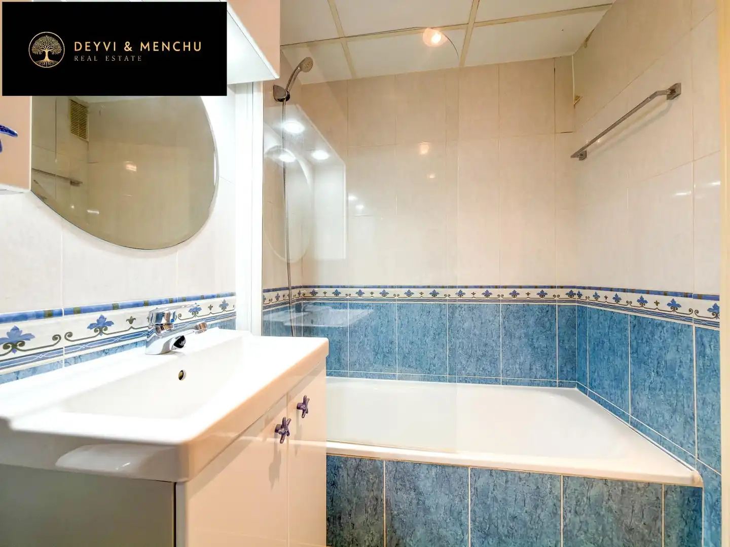 Bathroom of Flat for sale in Madrid  with Air Conditioner, Heating and Storage room