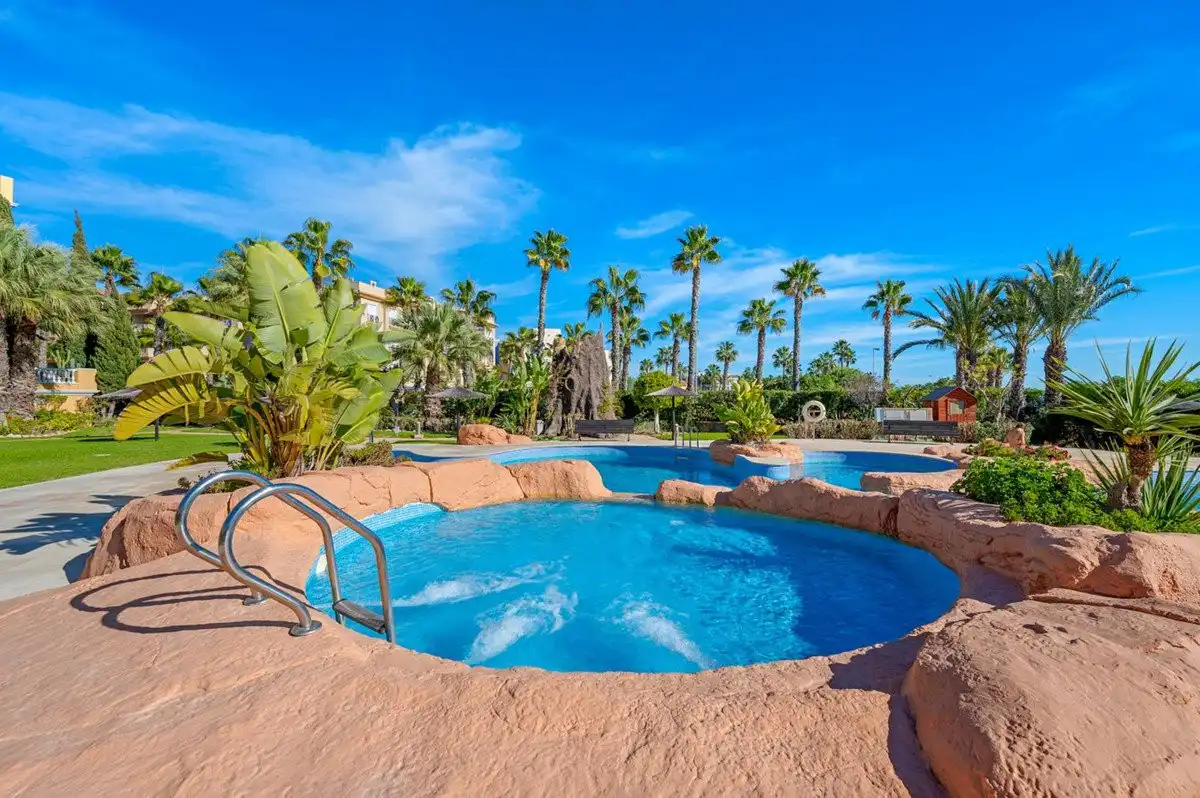 Piscina de Apartament en venda en Orihuela amb Aire condicionat, Jardí privat i Terrassa