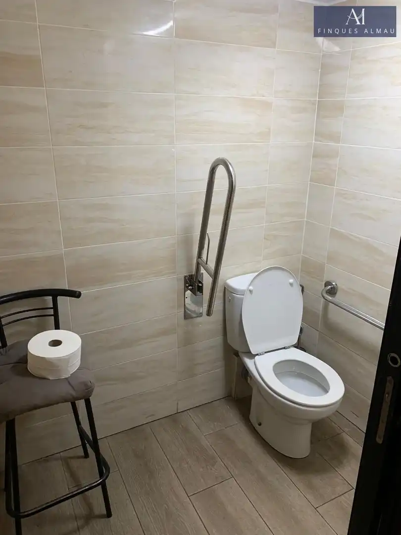 Baño de Local de alquiler en Vilanova i la Geltrú con Aire acondicionado y Amueblado