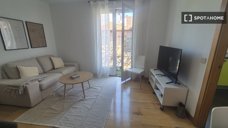 Living room of Flat to rent in  Madrid Capital  with Air Conditioner, Heating and Furnished