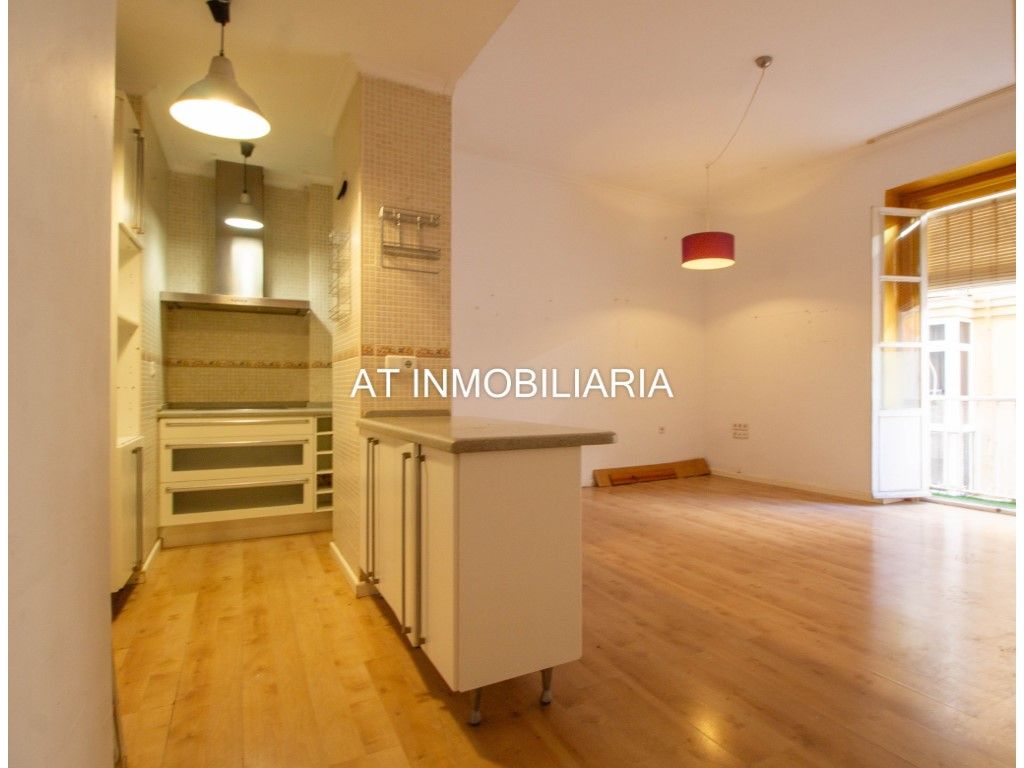 Piso en venta en  Cádiz Capital con Balcón