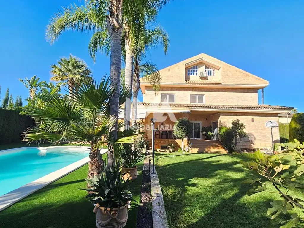 Vista exterior de Casa o xalet en venda en L'Eliana amb Aire condicionat, Calefacció i Jardí privat