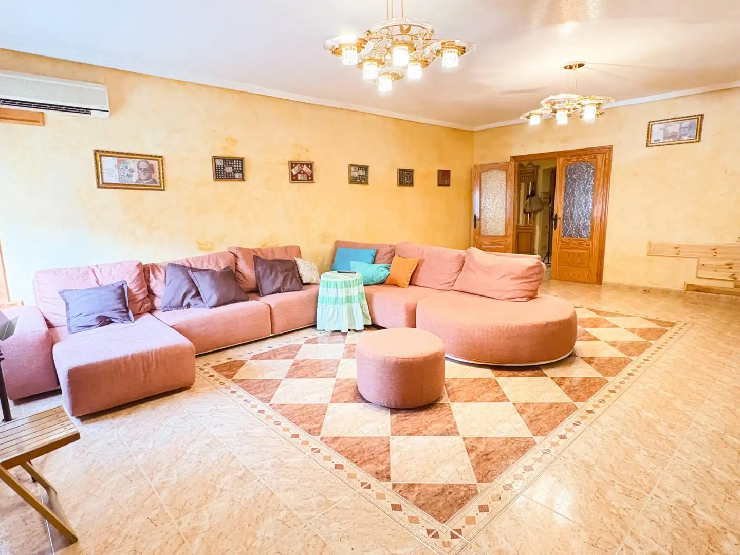 Wohnzimmer von Einfamilien-Reihenhaus zum Verkauf in San Isidro mit Klimaanlage, Privatgarten und Terrasse