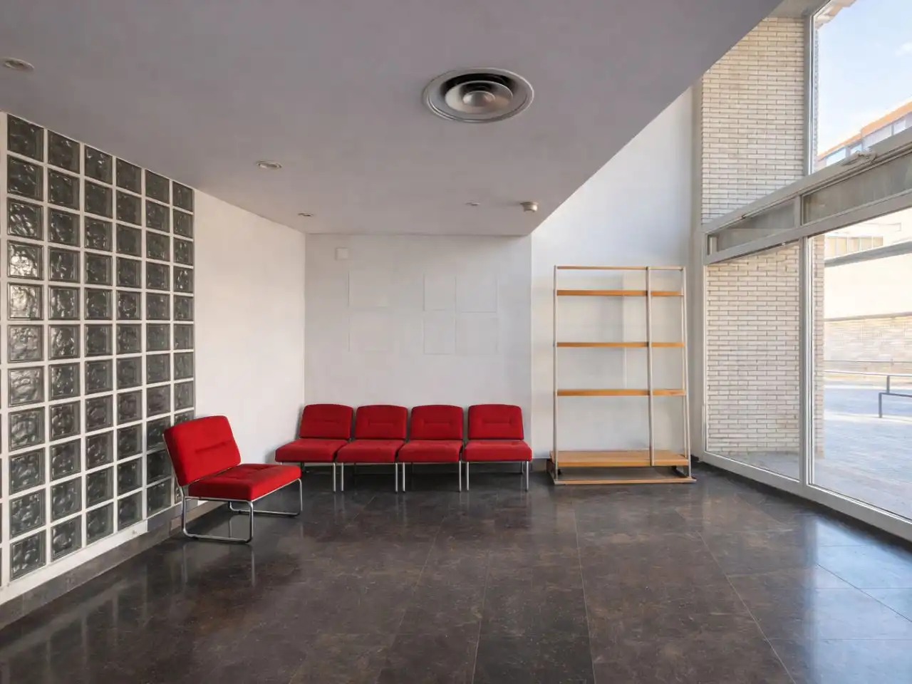 Sala de estar de Oficina de alquiler en Lleida con Aire acondicionado, Calefacción y Amueblado