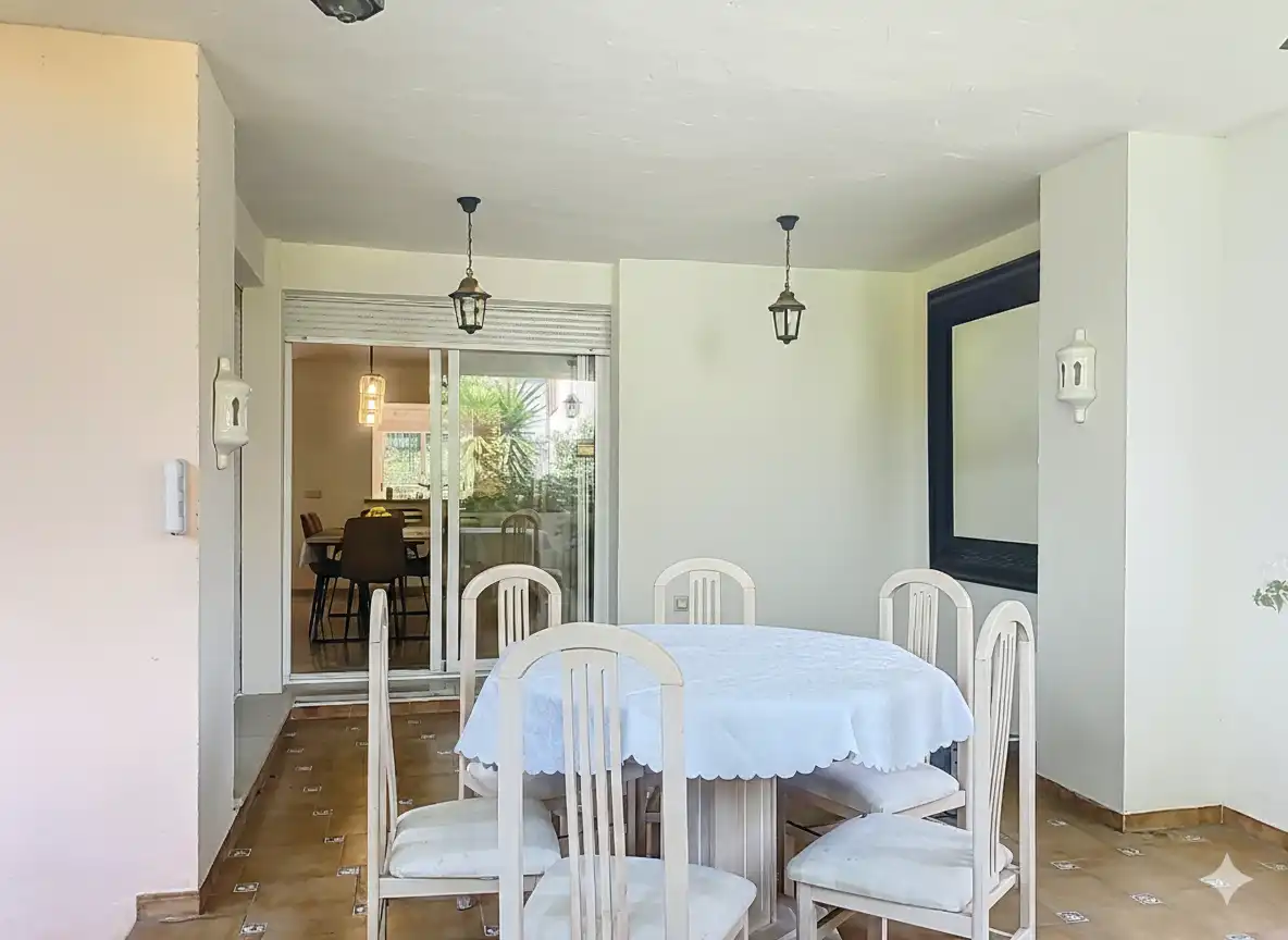 Menjador de Casa adosada en venda en Marbella amb Jardí privat, Terrassa i Piscina