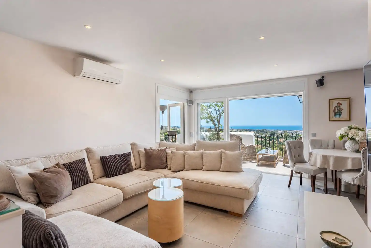 Sala de estar de Apartamento en venta en Benahavís con Aire acondicionado, Calefacción y Jardín privado