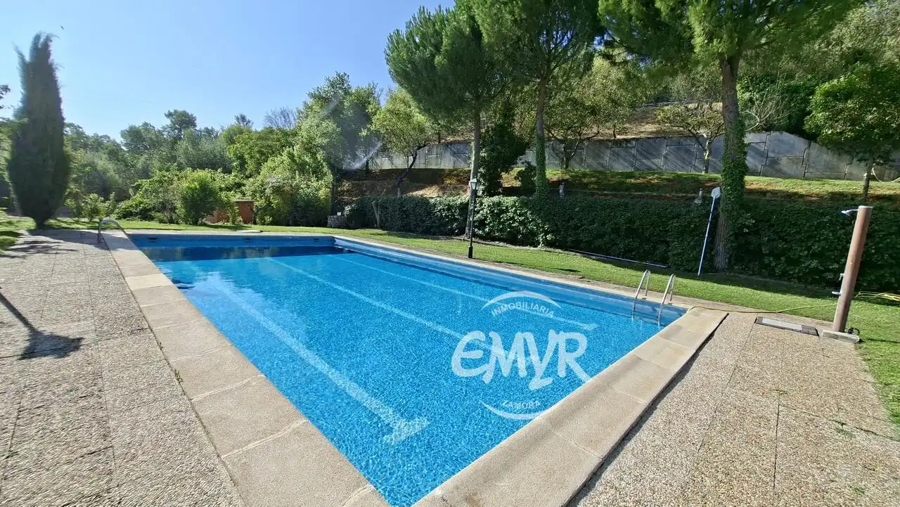 Piscina de Casa o xalet en venda en Zamora Capital  amb Calefacció, Jardí privat i Parquet