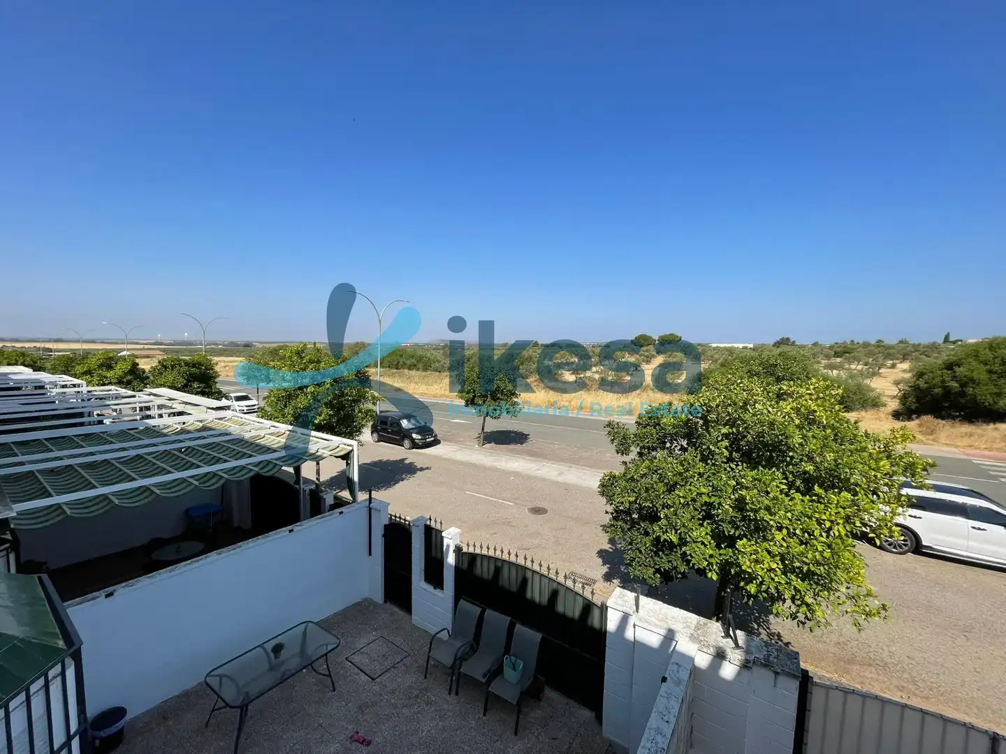 Vista exterior de Casa adosada en venda en Gerena amb Jardí privat