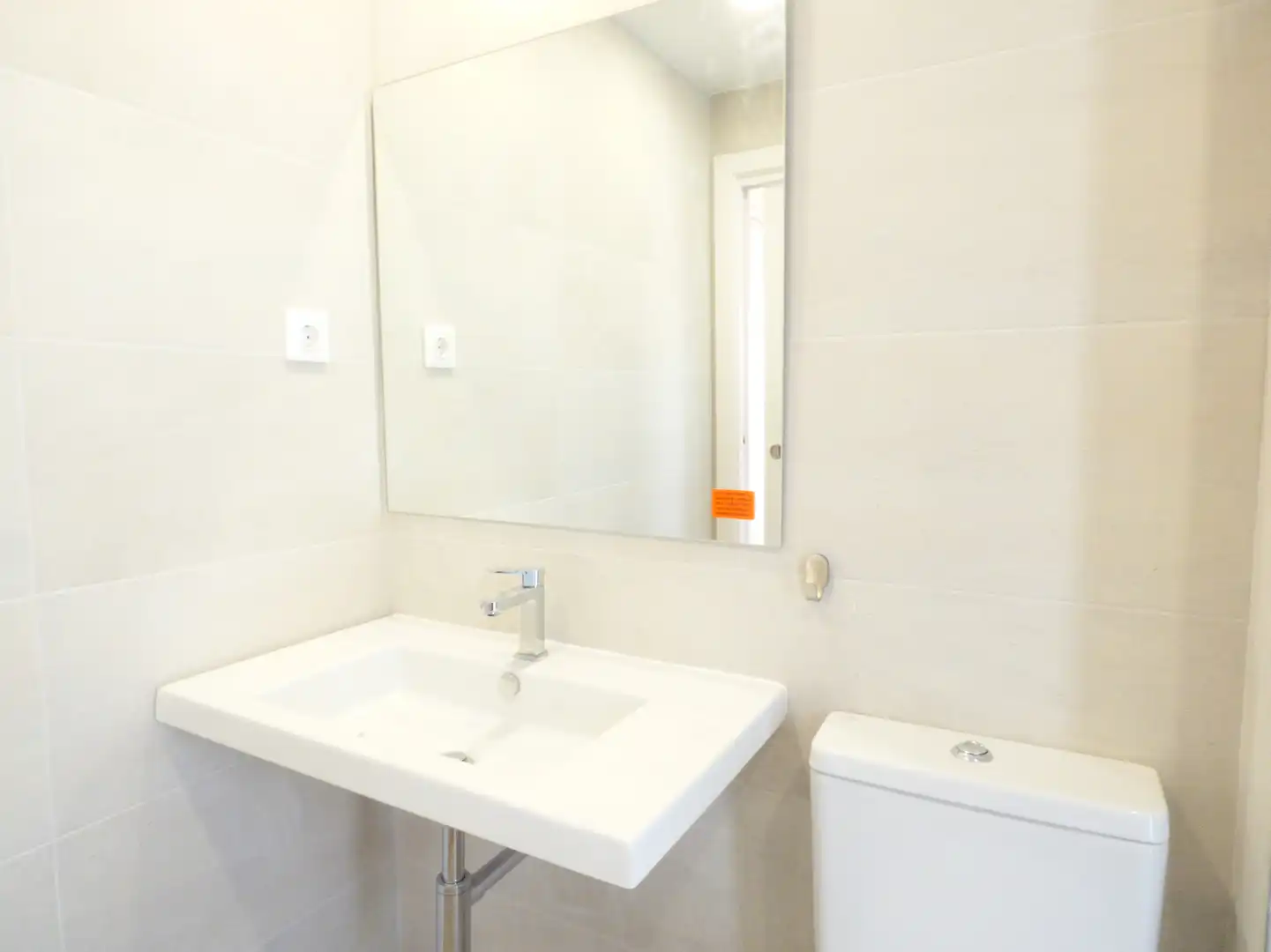 Bathroom of Flat for rent in Madrid  with Air Conditioner, Heating and Private garden