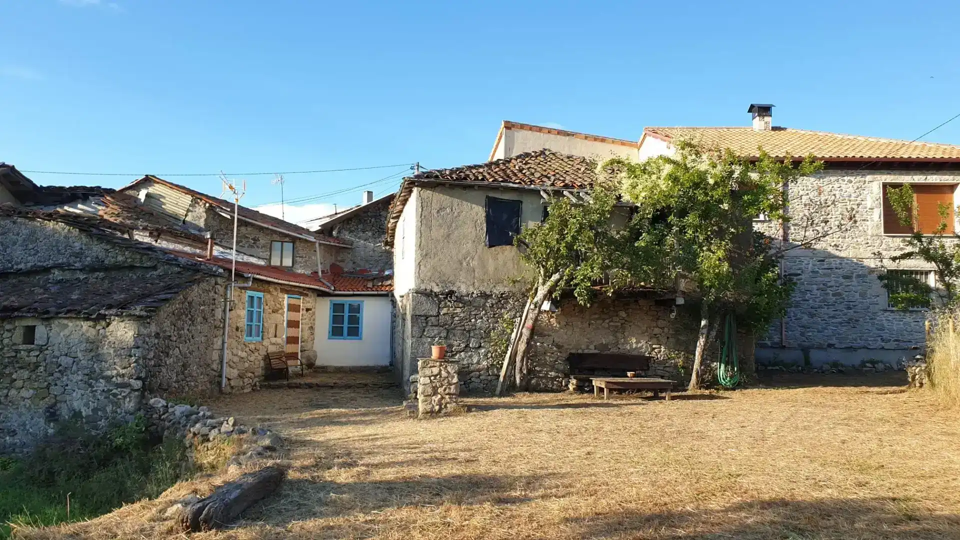 Vista exterior de Casa o xalet en venda en Viana do Bolo amb Jardí privat, Parquet i Moblat