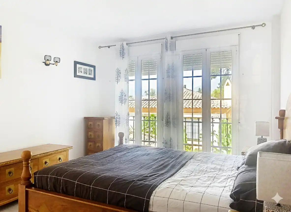 Dormitori de Casa adosada en venda en Marbella amb Jardí privat, Terrassa i Piscina