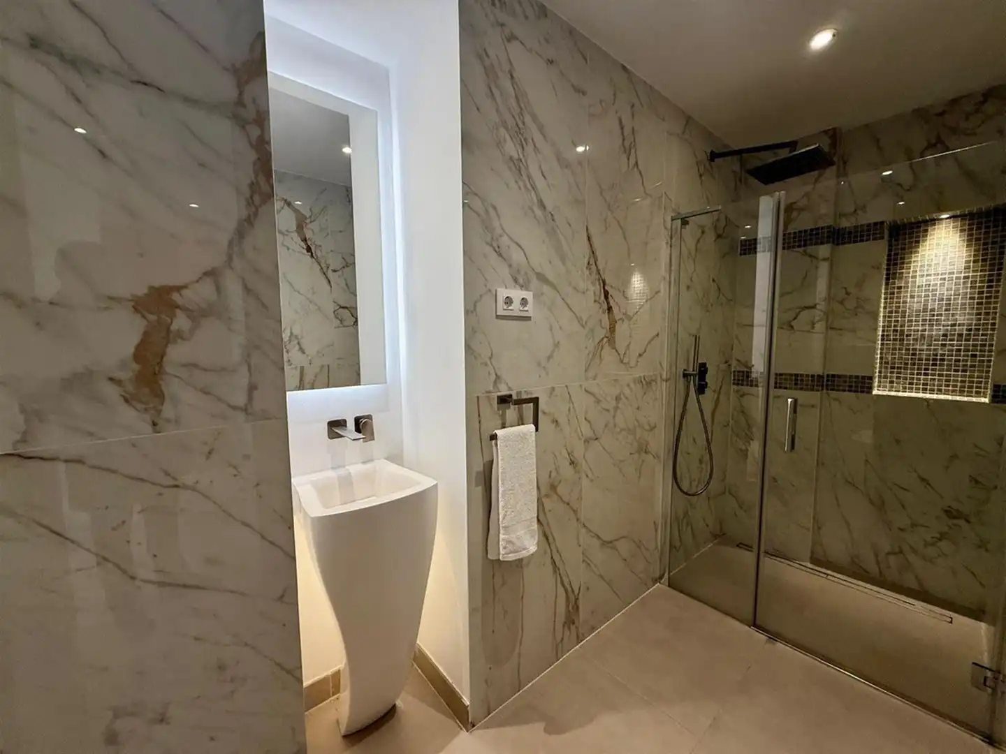 Baño de Apartamento en venta en Marbella con Aire acondicionado
