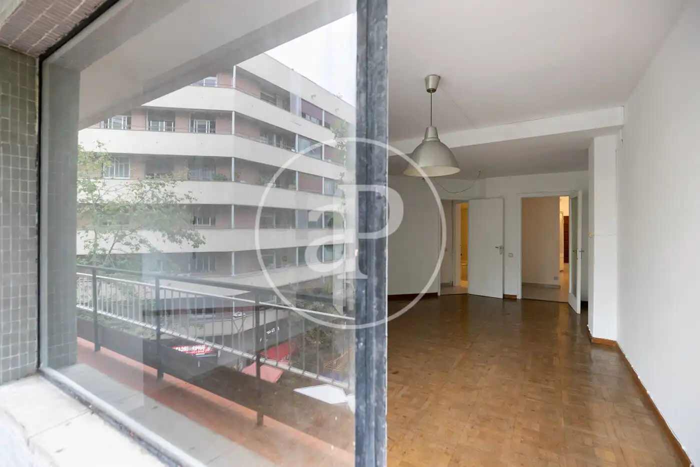 Vista exterior de Piso en venta en Barcelona con Calefacción, Terraza y Balcón