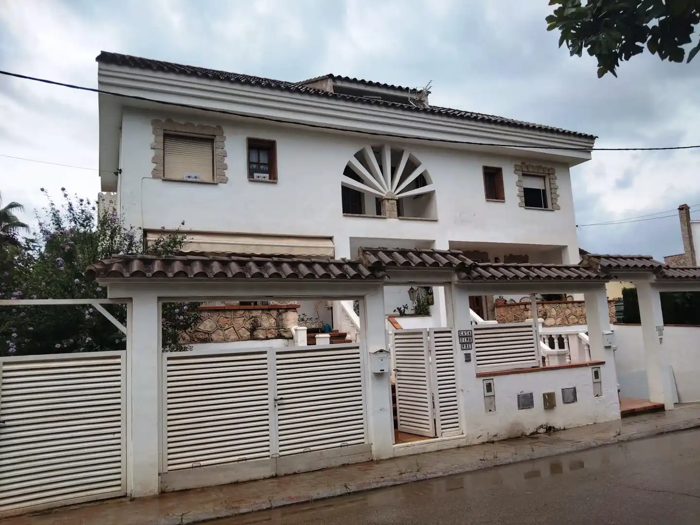 Casa bifamiliare con giardino in vendita a Carrer de la Falúa