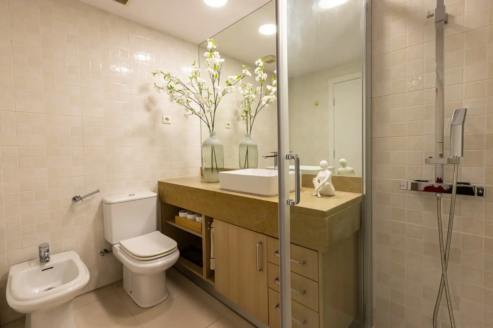 Badezimmer von Wohnung zum Verkauf in Badalona mit Klimaanlage, Heizung und Privatgarten