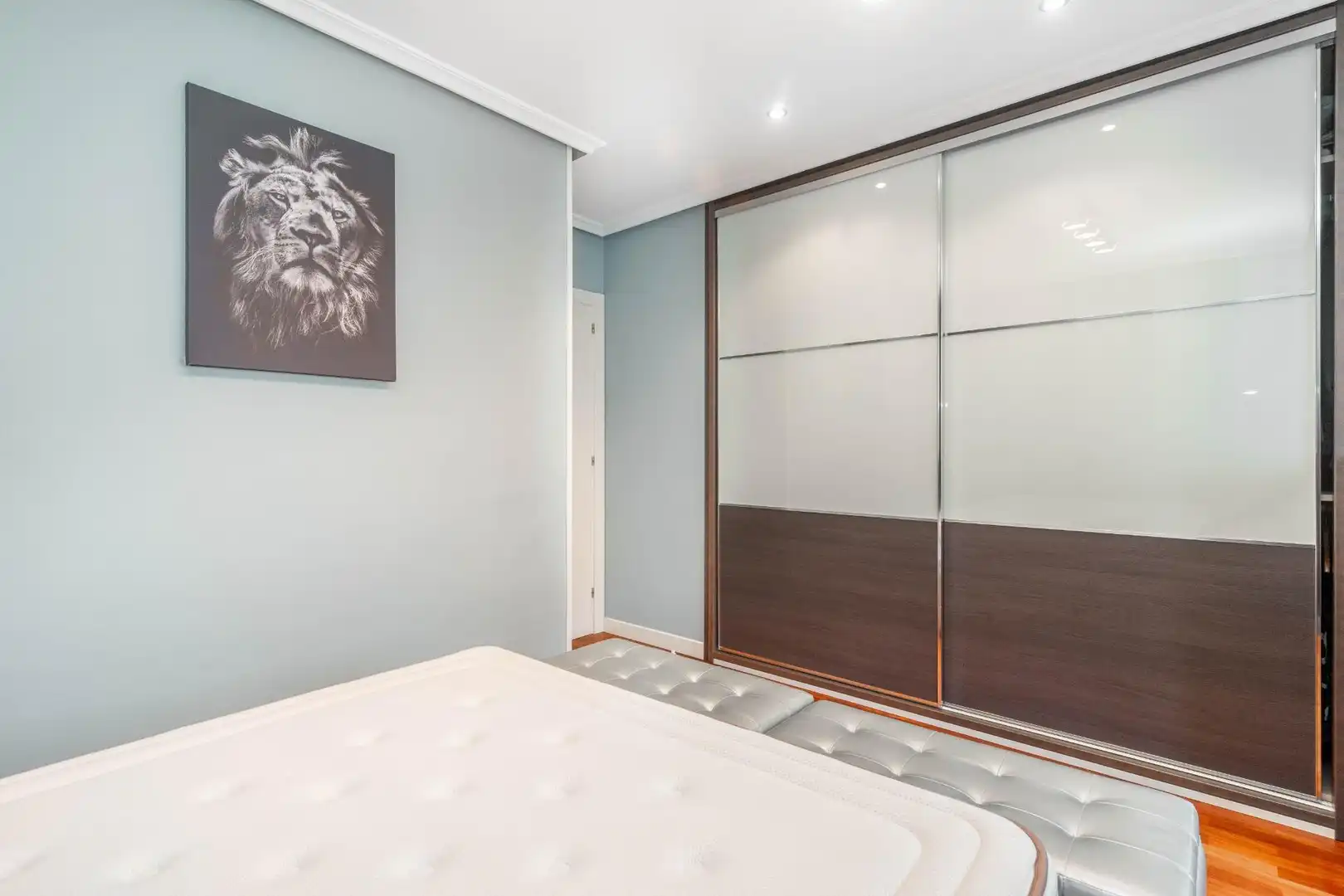 Dormitori de Pis en venda en Oviedo  amb Parquet, Moblat i Jacuzzi