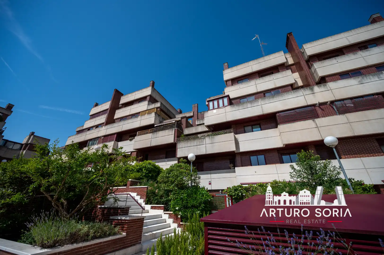 Vista exterior de Àtic de lloguer en La Moraleja amb Terrassa i Piscina comunitària