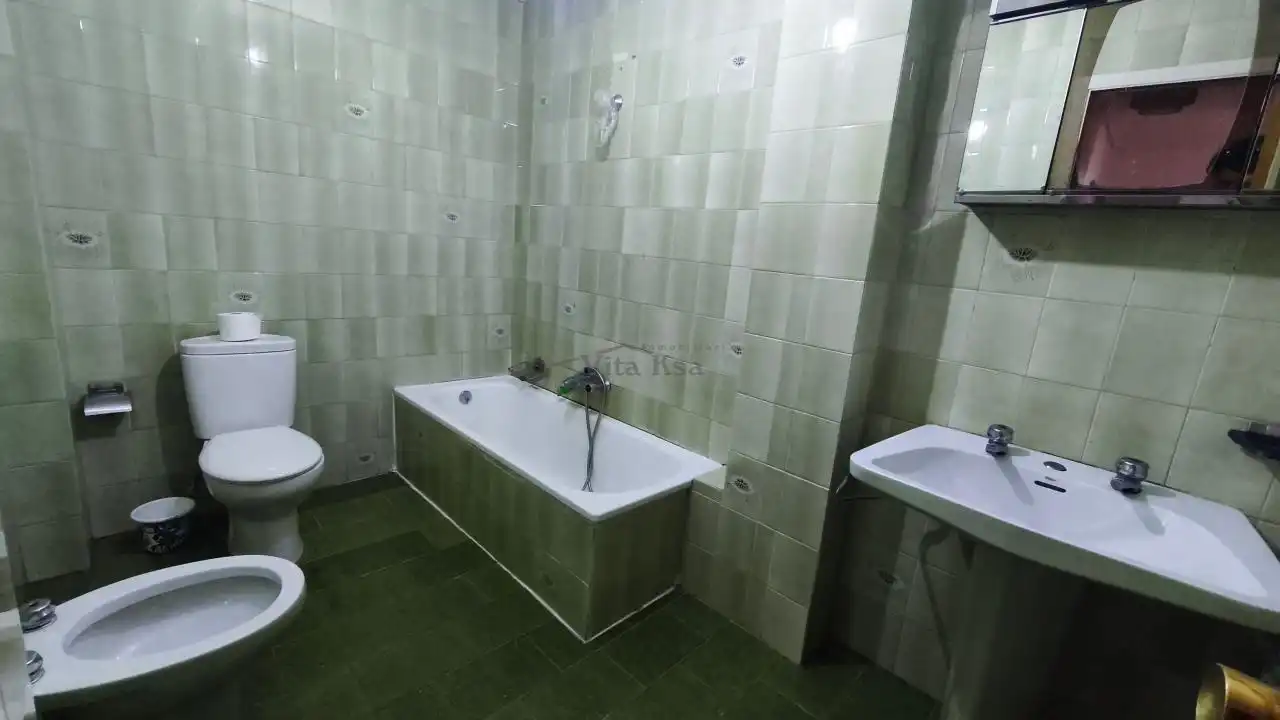 Bany de Pis en venda en Ourense Capital  amb Calefacció, Parquet i Traster