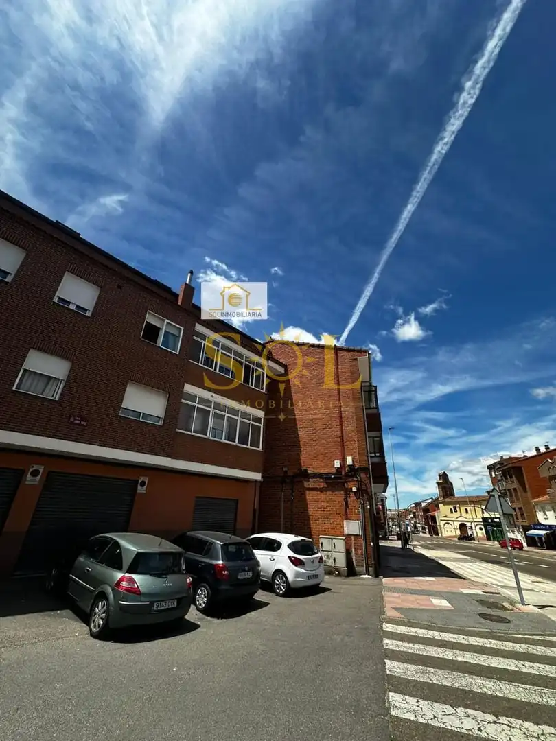 Vista exterior de Apartament en venda en León Capital  amb Calefacció, Parquet i Moblat
