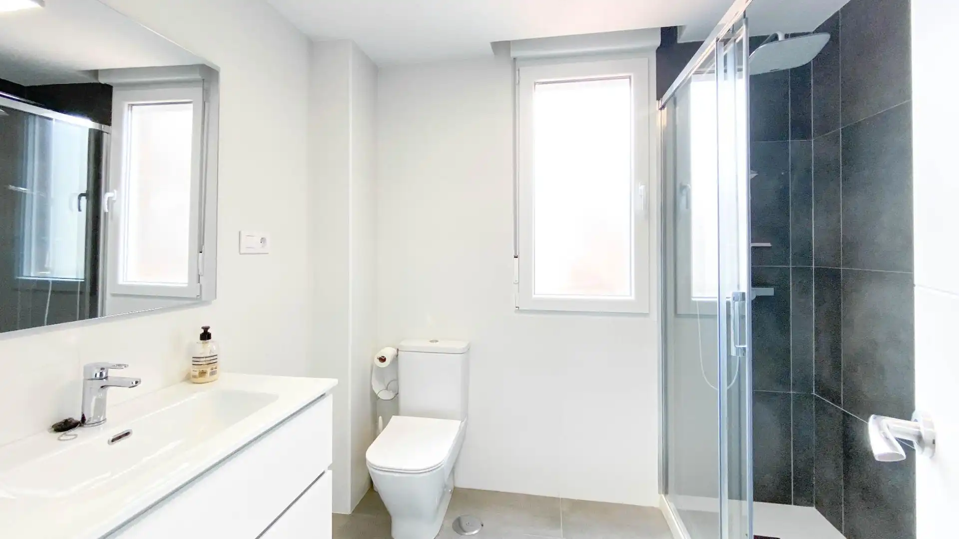 Bathroom of Flat for rent in Santander  with Heating and Furnished