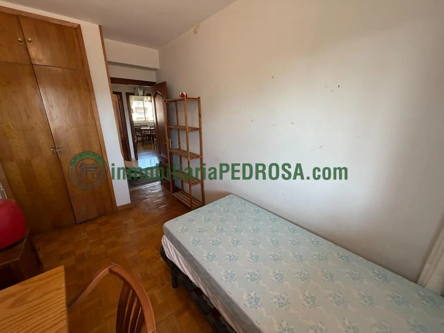 Dormitori de Estudi de lloguer en Pontevedra Capital  amb Calefacció, Parquet i Moblat