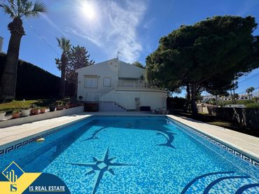 Chalet con piscina en venta en Orihuela Costa