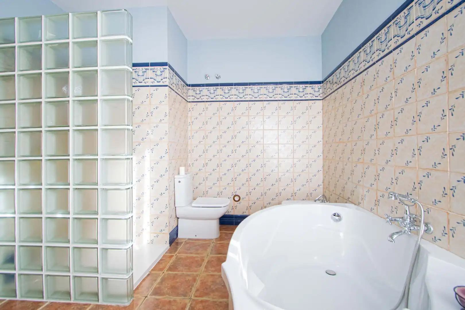 Bany de Casa o xalet en venda en Alcalá de Guadaira amb Aire condicionat, Jardí privat i Piscina