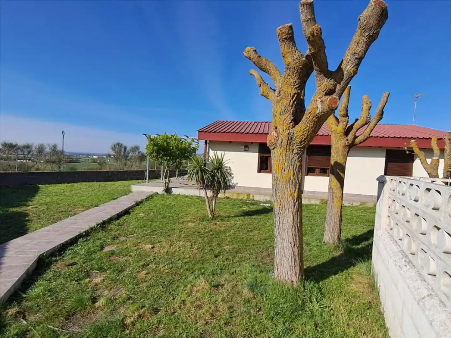 Vista exterior de Casa o xalet de lloguer en Simancas amb Piscina