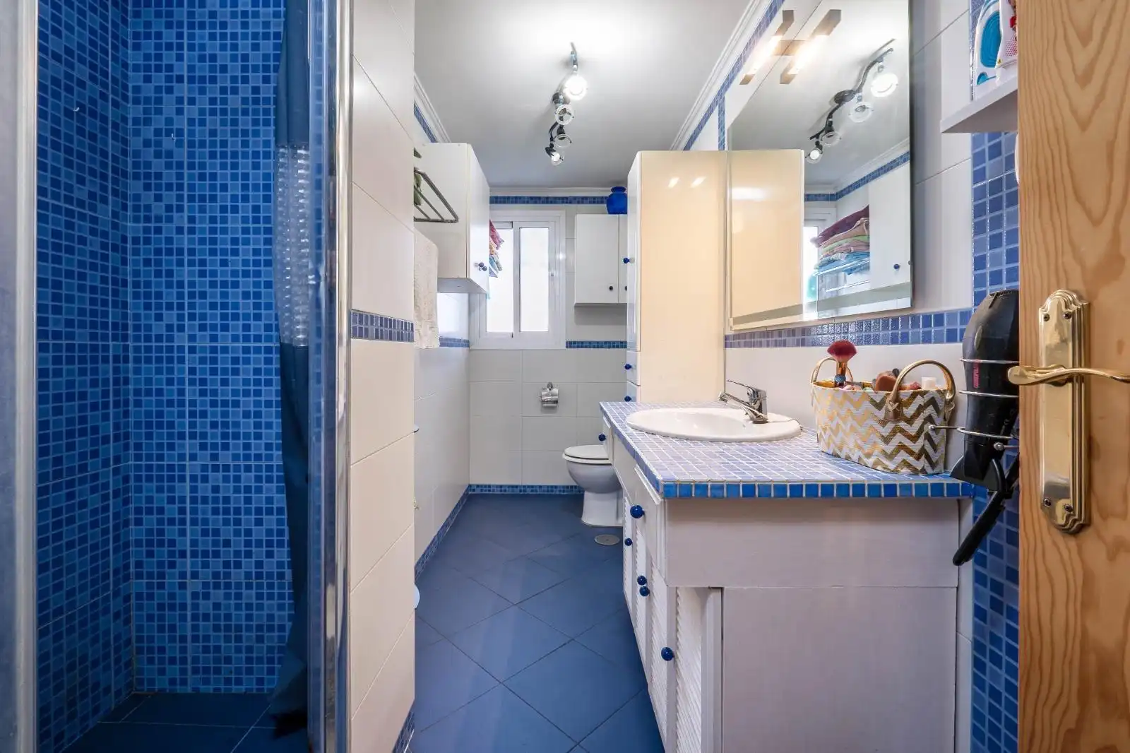 Bathroom of Flat for sale in Granada  with Air Conditioner, Heating and Terrace